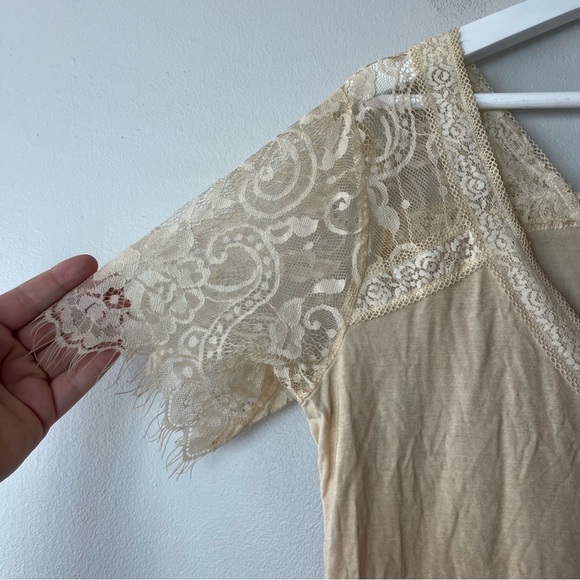 POL Cream Honey Lace Sleeve V-Neck Short-Sleeved Top Medium - Picture 7 of 7
